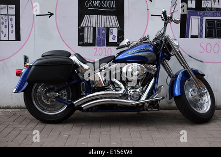 Massive Harley Davidson Motorcycle parcheggiato su una Dublin Street, Irlanda Foto Stock