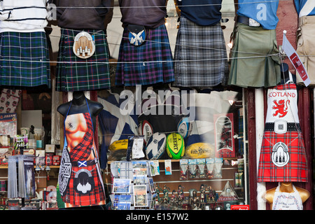 Kilts e al di fuori di tartan scozzese negozio di souvenir sul Royal Mile di Edimburgo Foto Stock