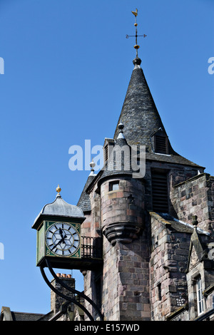 Il Tolbooth Clock sul Royal Mile di Edimburgo Foto Stock