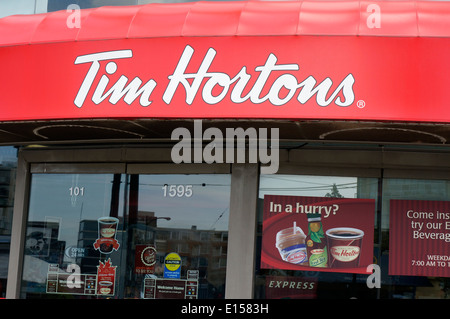 Tim Hortons caffetteria e ristorante sign in Vancouver, BC, Canada Foto Stock