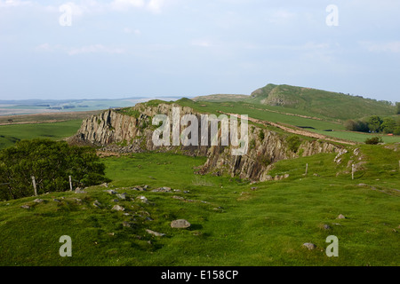 Guardando verso il basso a partire da una sezione di parete di Adriano a balze walltown northumberland regno unito Foto Stock