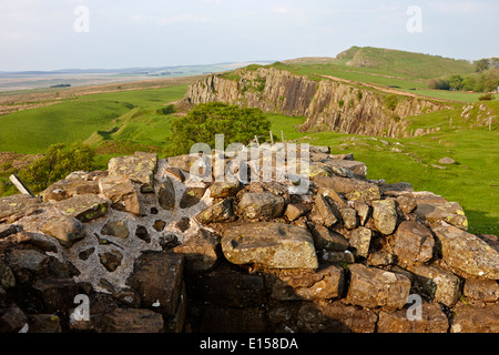 Guardando verso il basso da una torretta sezione di parete di Adriano a balze walltown northumberland regno unito Foto Stock