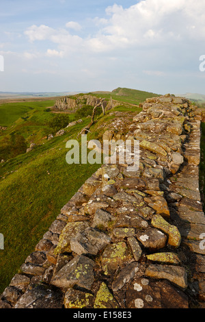 Guardando verso il basso a partire da una sezione di parete di Adriano a balze walltown northumberland regno unito Foto Stock