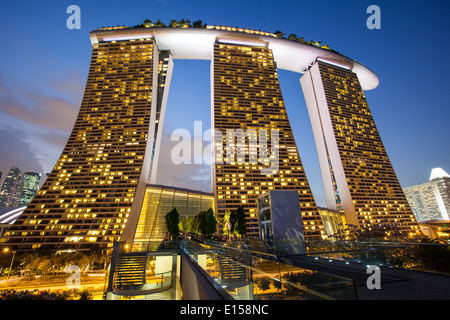 Il Marina Bay, Singapore - 7 apr - Marina Bay Sands Casino hotel e al tramonto il 7 aprile 2014 Foto Stock