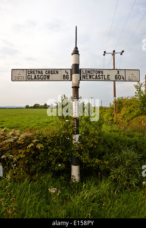 Vecchio metallo millhill un6071 route marker in ex cumberland county sulla Scozia Inghilterra confine ora in Cumbria Foto Stock