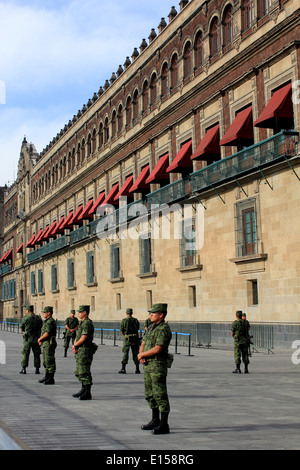 Soldati messicani al di fuori del Palacio Nacional nel Zocalo, Centro Historico, Città del Messico, Messico Foto Stock