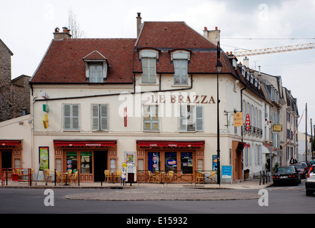 AJAXNETPHOTO. 2006.PORT MARLY, Francia. LE Brazzà, IL TABAC CAFE dalla Senna che funzioni in il pittore Alfred Sisley del dipinto "L'ALLUVIONE A PORT MARLY 1876.' PHOTO:JONATHAN EASTLAND/AJAX REF:60904 321 Foto Stock