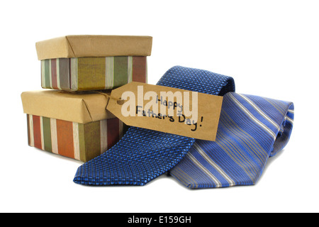 I Padri felice giorno tag con confezioni regalo e i vincoli su bianco Foto Stock