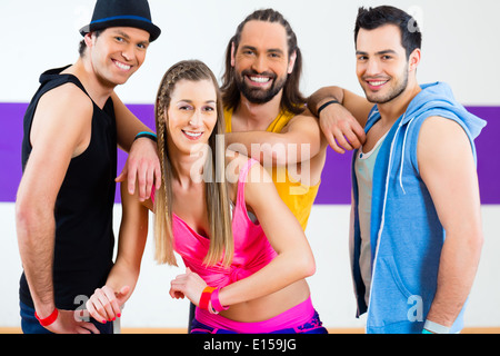 Un gruppo di uomini e donne che danzano zumba fitness coreografia nella scuola di ballo Foto Stock