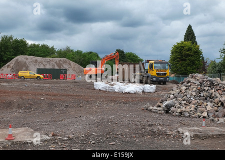 Carrello, 360 escavatore e stock pile di materiali su una demolizione in Bristol, 22 maggio 2014. Foto Stock