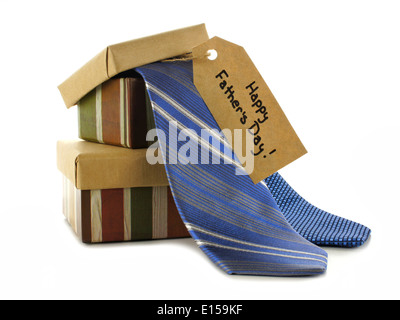 I Padri felice giorno tag con confezioni regalo e i vincoli su bianco Foto Stock