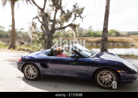 Coppia in pensione la guida trasgressivi Porsche Boxster, FL, Stati Uniti d'America Foto Stock