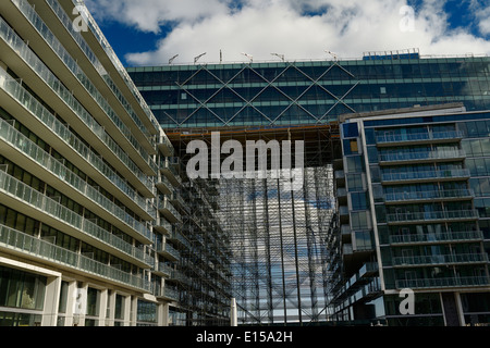 Ampia costruzione ponteggi per ponte sopraelevato il rivestimento al Molo 27 Condominiums a Younge street litorale Toronto Foto Stock