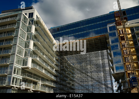 Costruzione ponteggi per ponte sopraelevato il rivestimento al Molo 27 Condominiums a Lake Shore Toronto Foto Stock