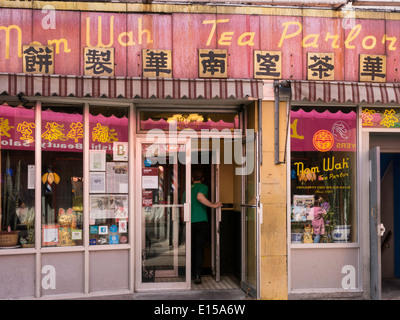 Nom Wah Tea and Dim Sum Parlor Restaurant Facade, Chinatown, New York, USA Foto Stock