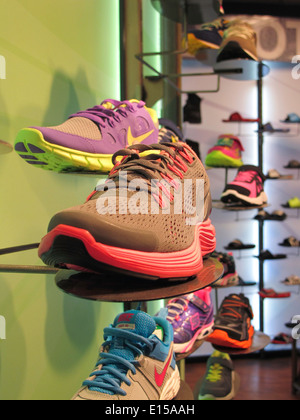 Parete di calzature sportive con Nikes con logo Swoosh, interni del negozio di articoli sportivi di Modell's, New York Foto Stock