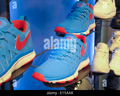Parete di calzature sportive con Nikes e logo Swoosh, interno del negozio di articoli sportivi di Modell's, New York Foto Stock