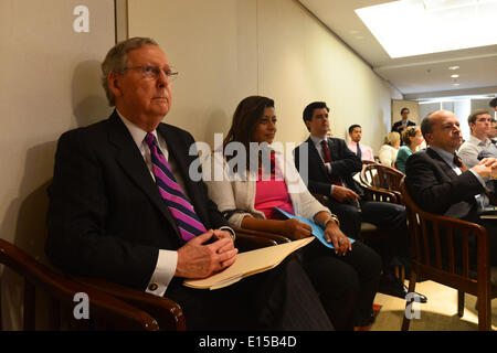 22 maggio 2014 - Washington, Distretto di Columbia, Stati Uniti - il Senato leader della minoranza, MITCH MCCONNEL, (R-KY), attende il suo turno per il podio, durante una conversazione di repubblicani sulla classe media all'American Enterprise Institute di Washington DC, giovedì. I conservatori pensatori e politicos discusso sul libro ''Spazio per crescere: conservatore riforme per un governo limitato e un fiorente centro della classe'', in occasioni del cinquantesimo anniversario di Lyndon Johnson società grande discorso. (Credito Immagine: © Miguel Juarez Lugo/ZUMAPRESS.com) Foto Stock