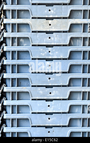 Pile di svuotare i contenitori in plastica Foto Stock