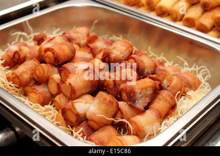 Un profondo fritto salsicce laminati in pancetta. Foto Stock