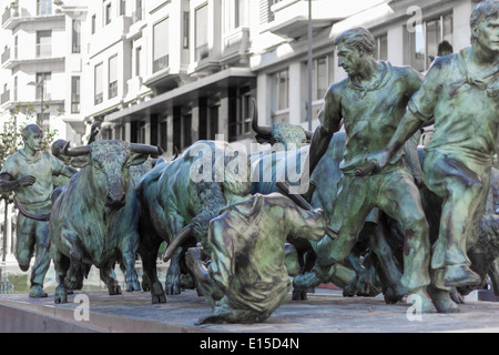 Bull in esecuzione un monumento statua nelle strade di Pamplona, Spagna Foto Stock