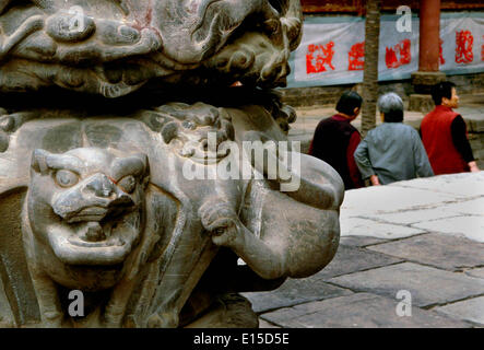 (140523) -- ZHENGZHOU, 23 maggio 2014 (Xinhua) -- foto scattata sul 11 aprile 2012 mostra una pietra scolpita con base a colonna in Luoyang Museo del Folklore in Luoyang, centrale cinese della Provincia di Henan. Un gran numero di sculture architettoniche sono state conservate in luoghi storici di Henan, che è una delle culle della civiltà cinese. Molte delle sculture create da pietre, mattoni o in legno sono stati utilizzati come parti di edifici di residenze, santuari e memorial archi, tra altri tipi di architettura. Sottolineando sia l'atmosfera e i dettagli, queste sculture sono temi quali la vita quotidiana,