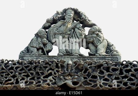 (140523) -- ZHENGZHOU, 23 maggio 2014 (Xinhua) -- Fotografia scattata a luglio 18, 2001 mostra una scultura di fortune, ricchezza e longevità dèi su un arco di pietra al Shanxi-Shaanxi Gilda nella contea di Sheqi, centrale cinese della Provincia di Henan. Un gran numero di sculture architettoniche sono state conservate in luoghi storici di Henan, che è una delle culle della civiltà cinese. Molte delle sculture create da pietre, mattoni o in legno sono stati utilizzati come parti di edifici di residenze, santuari e memorial archi, tra altri tipi di architettura. Sottolineando sia l'atmosfera e i dettagli, questi