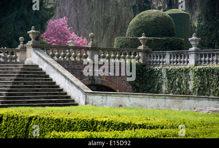 Passeggiata nel giardino del castello in una giornata di sole. Foto Stock