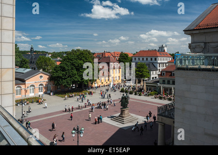 In Germania, in Turingia, Weimar, Theaterplatz, vista del German National Theatre e Monumento Goethe-Schiller Foto Stock