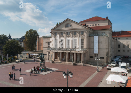 In Germania, in Turingia, Weimar, Theaterplatz, vista del German National Theatre e Monumento Goethe-Schiller Foto Stock