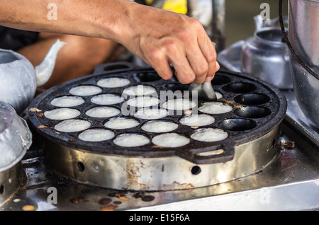 Thailandia, Phang Nga, mercato settimanale vicino Khuekkhak, Tailandese Kanom Krok Foto Stock