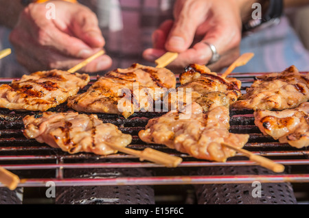 Thailandia, Phang Nga, vicino Khuekkhak, spiedini di pollo al mercato settimanale Foto Stock
