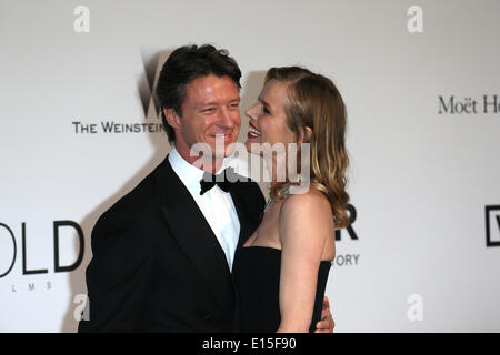 Cannes, Francia. Il 22 maggio 2014. Il modello CECA Eva Herzigova e il suo partner Gregorio Marsiaj (l) frequentano il Cinema contro l AIDS amfAR gala 2014 tenutasi presso l'Hotel du Cap, Eden Roc di Cap d'Antibes, Francia, 22 maggio 2014, nel corso della sessantasettesima annuale di Cannes Film Festival. Foto: Hubert Boesl/dpa NESSUN SERVIZIO DI FILO/Alamy Live News Foto Stock