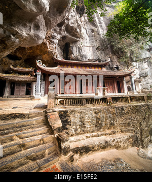 Re Dinh Tien Hoang temple BICH DONG - FEB 21:Ha da pagoda Bich Dong complesso pagoda di aprire le sue porte ai turisti uno più antico Foto Stock