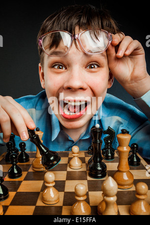 Wunderkind giocare a scacchi. Funny Nerd Ragazzo. Foto Stock