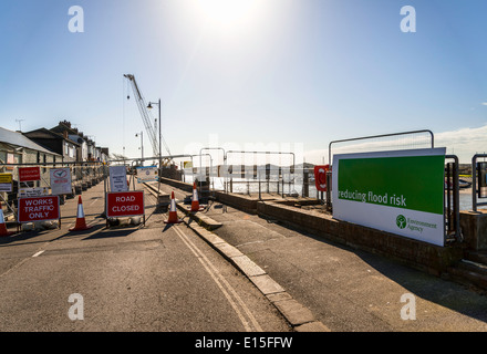 Strada stretta a causa della difesa flood i lavori di costruzione a Littlehampton, West Sussex Foto Stock