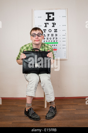 Funny Man indossa occhiali in un ufficio presso il medico Foto Stock