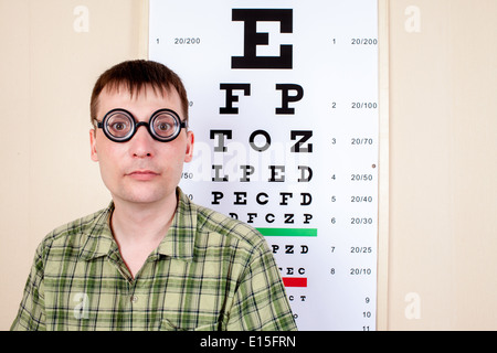 Funny Man indossa occhiali in un ufficio presso il medico Foto Stock