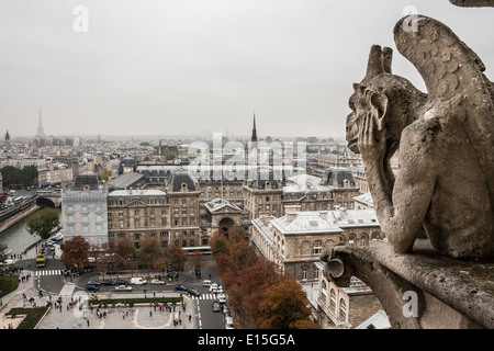 Gargoyle vista dalla cattedrale di Notre Dame a Parigi. Foto Stock