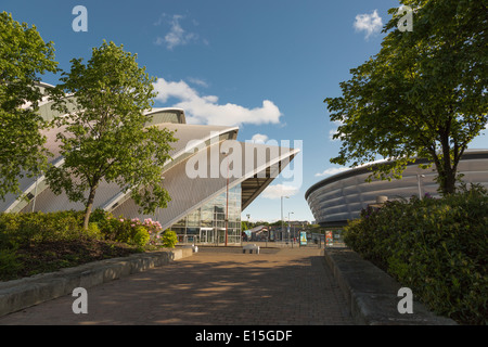 Vista laterale del SSE Idro e Clyde Auditorium (Armadillo) sul fiume Clyde, Glasgow, Scotland, Regno Unito Foto Stock