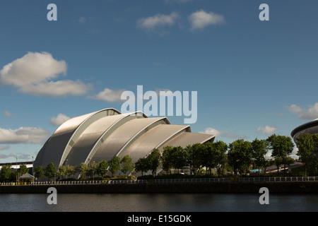 Una vista del Clyde Auditorium attraverso il fiume Clyde a Glasgow, Scotland, Regno Unito Foto Stock