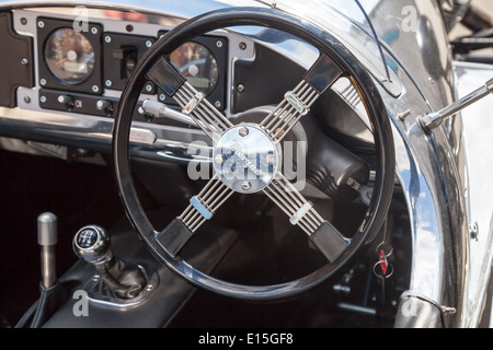 Un volante su un'auto Morgan sulla linea di produzione presso la fabbrica Morgan Motors Car, Malvern, Worcestershire, Inghilterra, Regno Unito Foto Stock