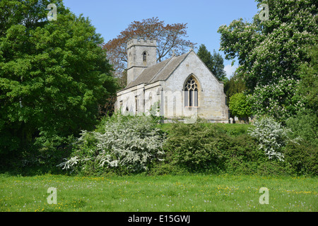 La Chiesa della Santa Croce, Shipton-su-Cherwell, Oxfordshire che sorge sulla riva del canale di Oxford Foto Stock