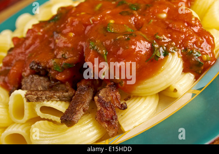 La pasta italiana Le pipe rigate con marinara o salse a base di carne e le carni bovine Foto Stock