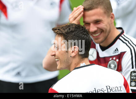 Mesut Oezil (L) e Lukas Podolski condividere un sorriso durante una sessione di allenamento della nazionale tedesca di calcio su un campo di addestramento a San Leonardo in Passiria, Italia, 23 maggio 2014. In Germania la squadra si prepara per la prossima Coppa del Mondo FIFA 2014 in Brasile in un campo di addestramento in Alto Adige fino al 30 maggio 2014. Foto: Andreas Gebert/dpa Foto Stock