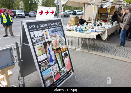 Flohmarkt am Tiergarten, arte e design di mercato delle pulci a Berlino, Strasse des 17 Juni, Germania Foto Stock