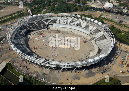 Vista aerea dello stadio di Londra in costruzione presso il Queen Elizabeth Olympic Park a Stratford, East London Foto Stock