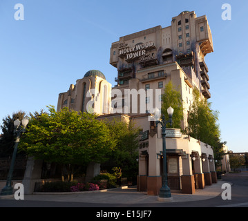 Il fittizio Hollywood Tower Hotel il luogo di ritrovo per la Torre del Terrore della Twilight Zone Ride nel Disney Studios, Parigi. Foto Stock