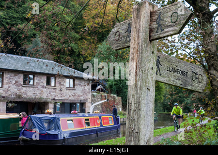 I ciclisti sulla Monmouthshire e Brecon Canal alzaia a Llanfoist Wharf, Abergavenny, Galles GB, UK. Foto Stock