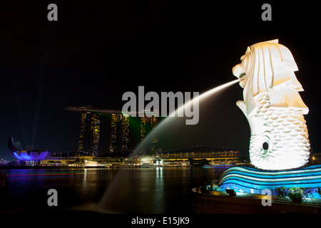 Marina Bay, Singapore - Apr 11 - Marina Bay Sands con Merlion Singapore di notte il 11 aprile 2014 Foto Stock